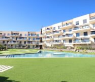 Трикімнатні апартаменти в Ориуэла Коста з терасою біля моря