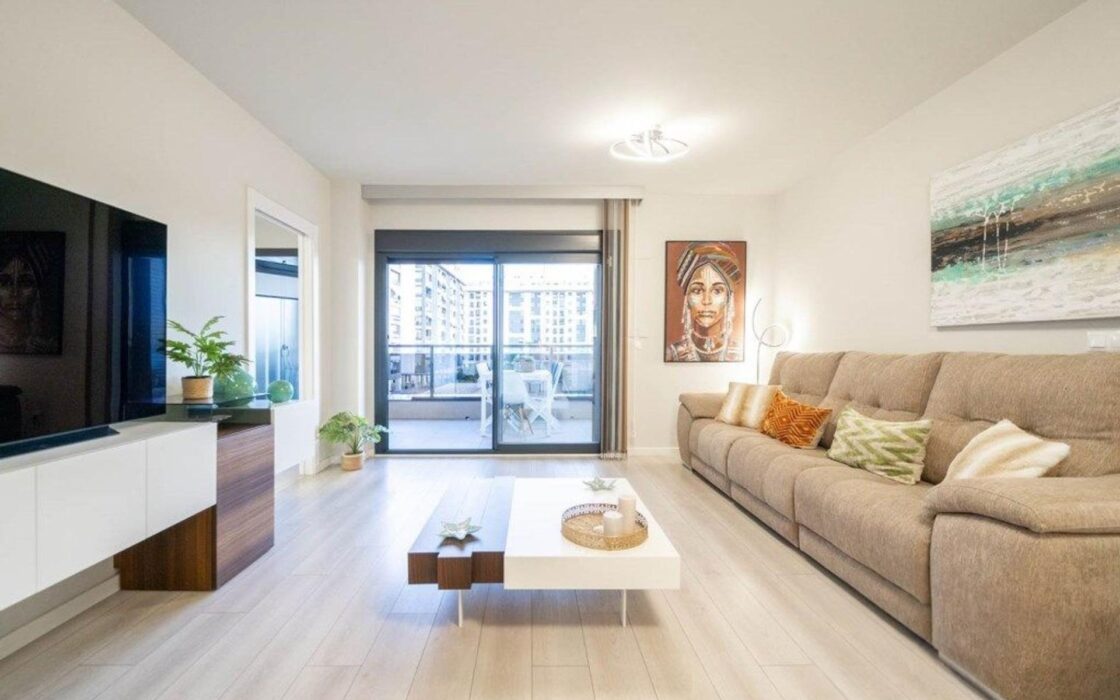 Апартаменты 97 кв.м с террасой в Аликанте у моря