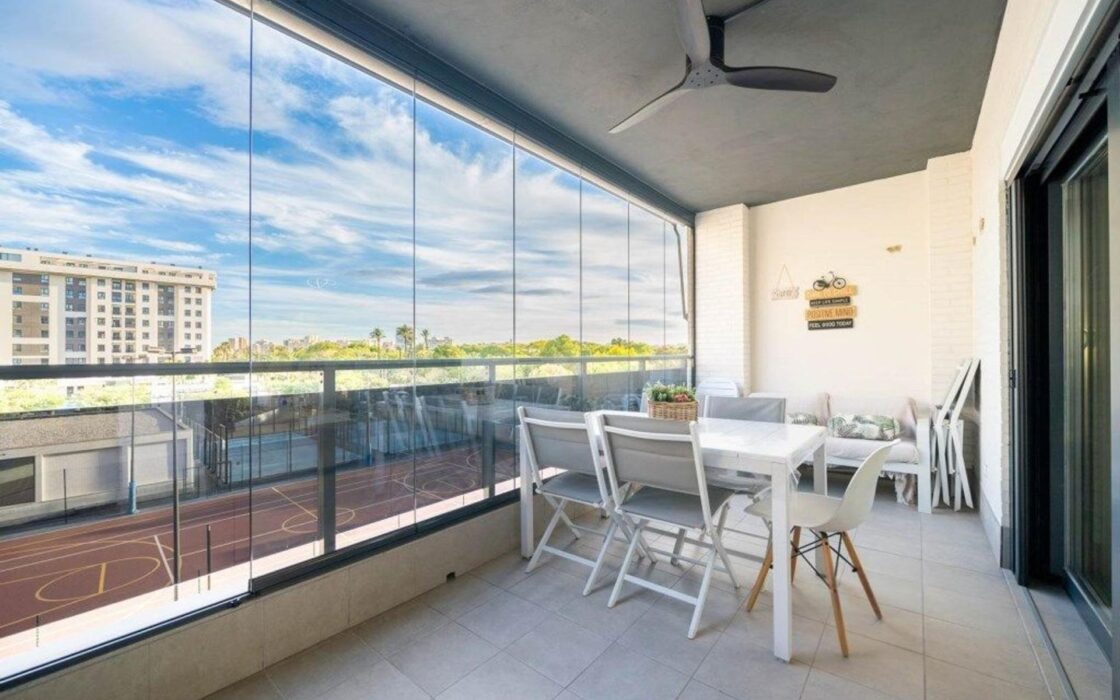 Апартаменты 97 кв.м с террасой в Аликанте у моря