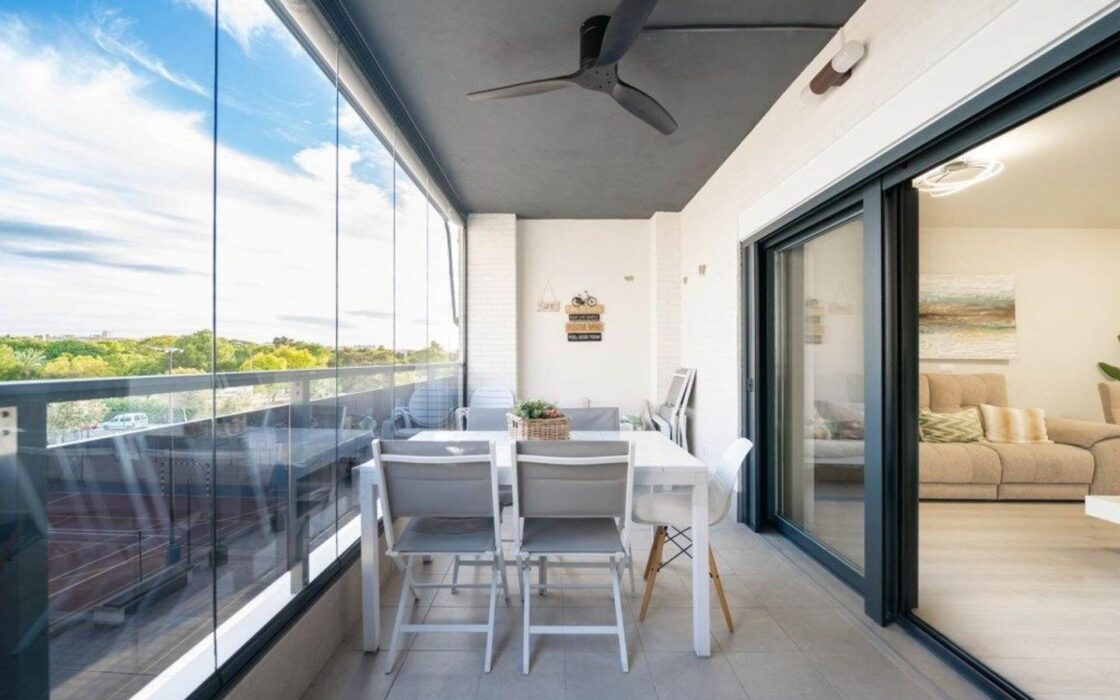 Апартаменты 97 кв.м с террасой в Аликанте у моря