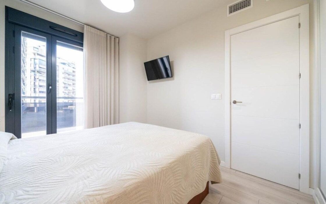 Апартаменты 97 кв.м с террасой в Аликанте у моря