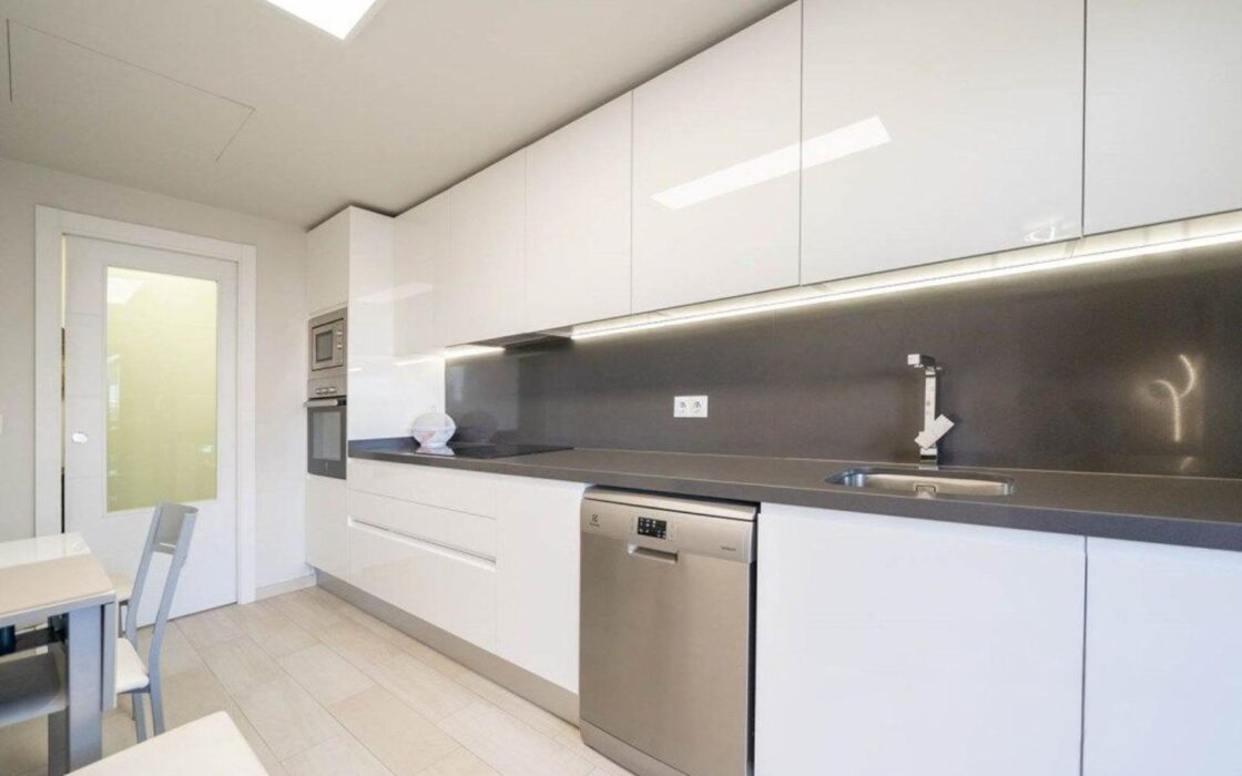 Апартаменты 97 кв.м с террасой в Аликанте у моря