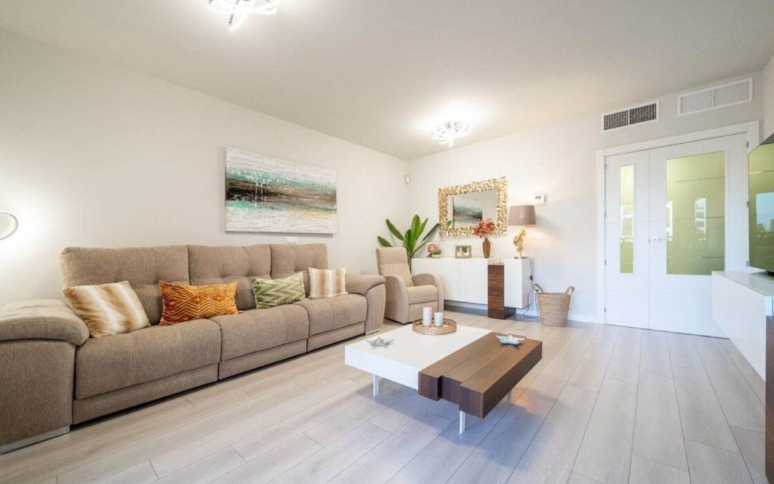 Апартаменты 97 кв.м с террасой в Аликанте у моря