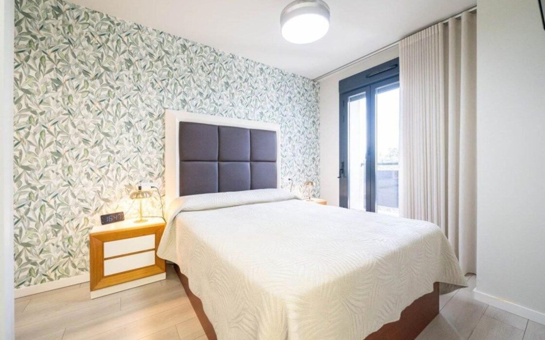 Апартаменты 97 кв.м с террасой в Аликанте у моря