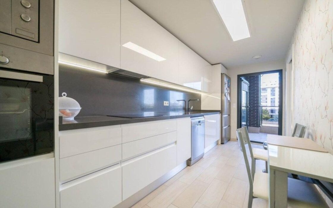 Апартаменты 97 кв.м с террасой в Аликанте у моря