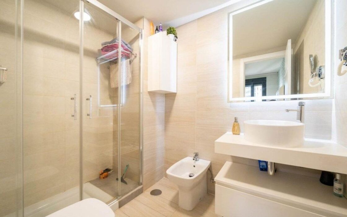 Апартаменты 97 кв.м с террасой в Аликанте у моря