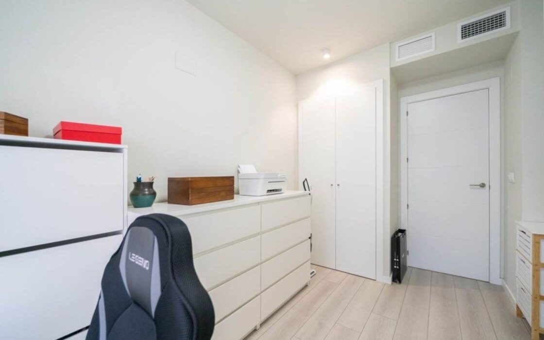 Апартаменты 97 кв.м с террасой в Аликанте у моря