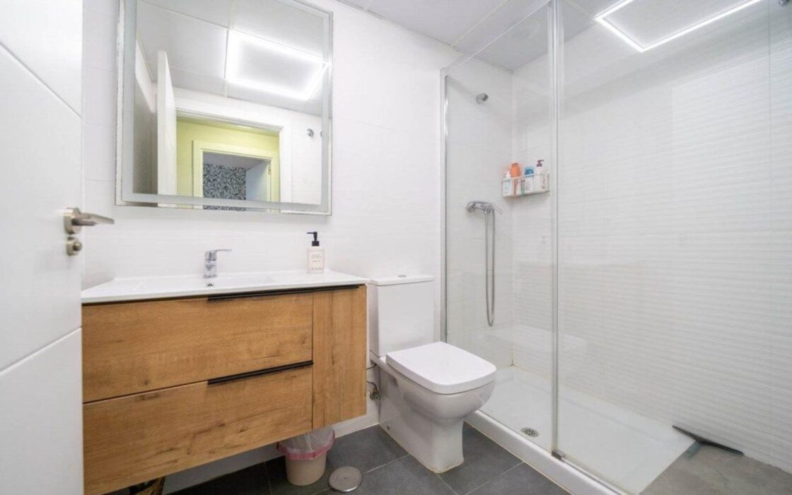 Апартаменты 97 кв.м с террасой в Аликанте у моря