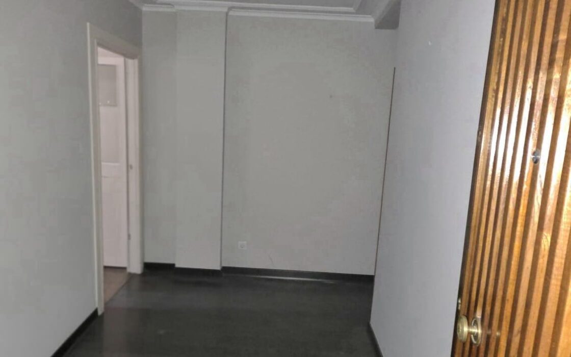 Апартаменты в Хихоне 107 кв.м с лифтом и 4 комнатами