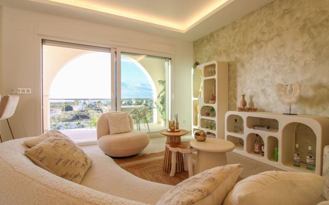 Апартаменти 81 кв.м в Рохалес з балконом та басейном