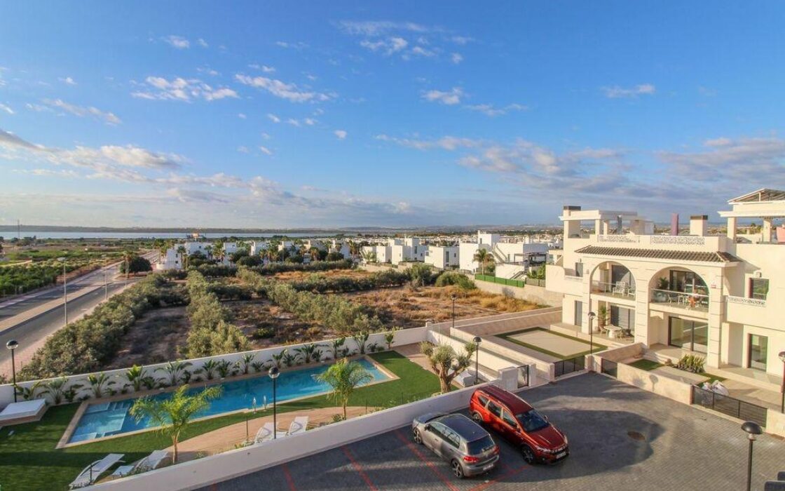 Апартаменти 81 кв.м в Рохалес з балконом та басейном