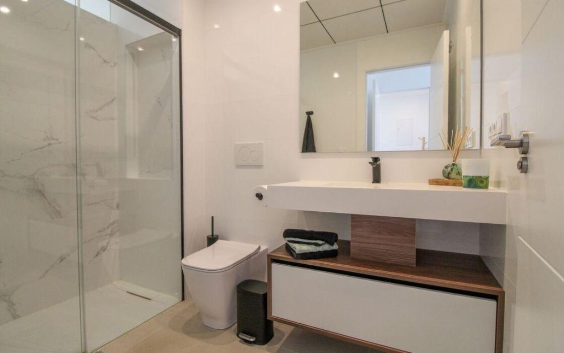 Апартаменти 81 кв.м в Рохалес з балконом та басейном