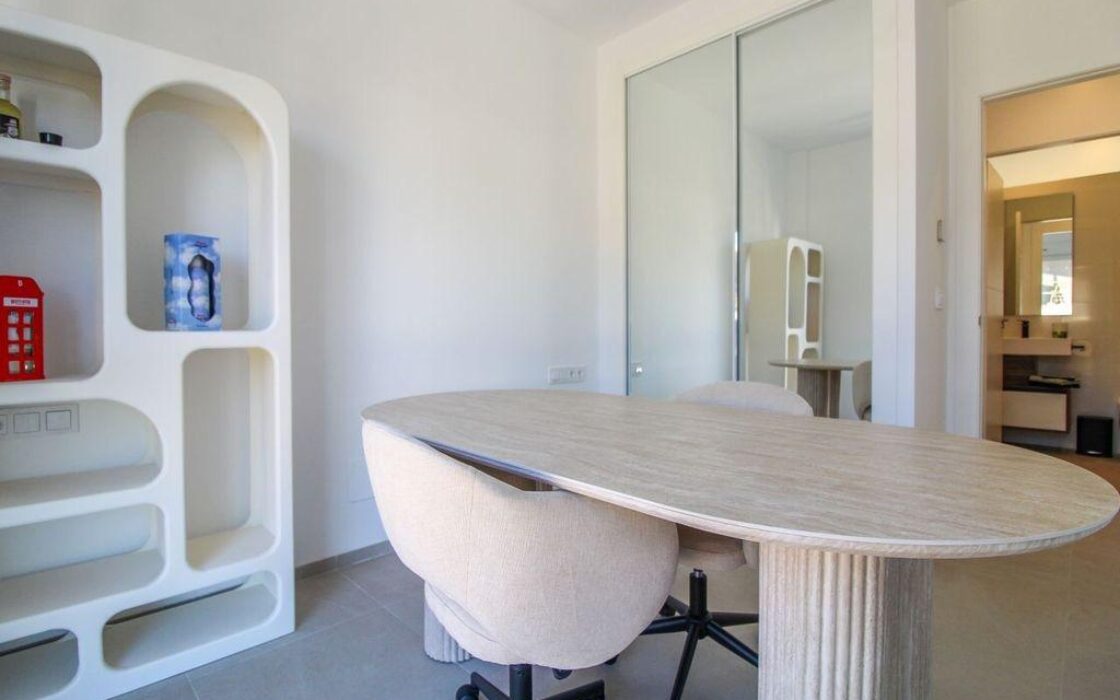 Апартаменти 81 кв.м в Рохалес з балконом та басейном