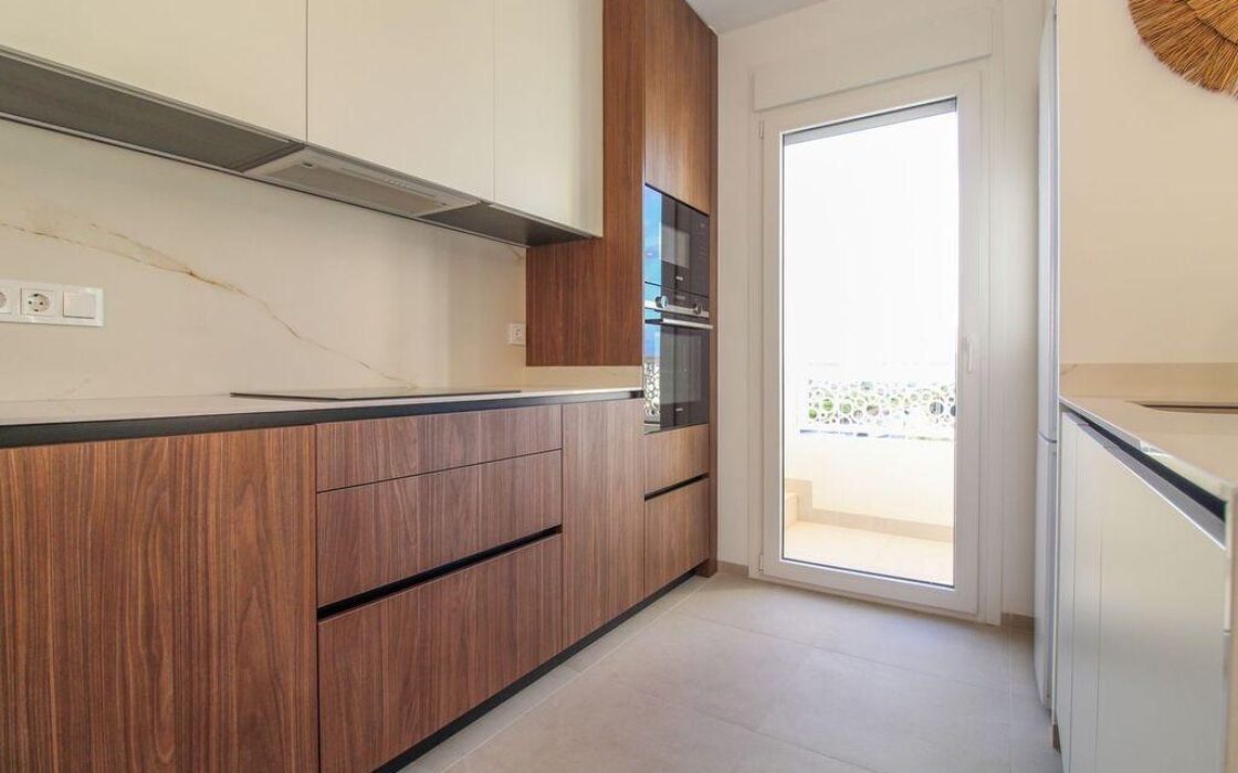 Апартаменти 81 кв.м в Рохалес з балконом та басейном