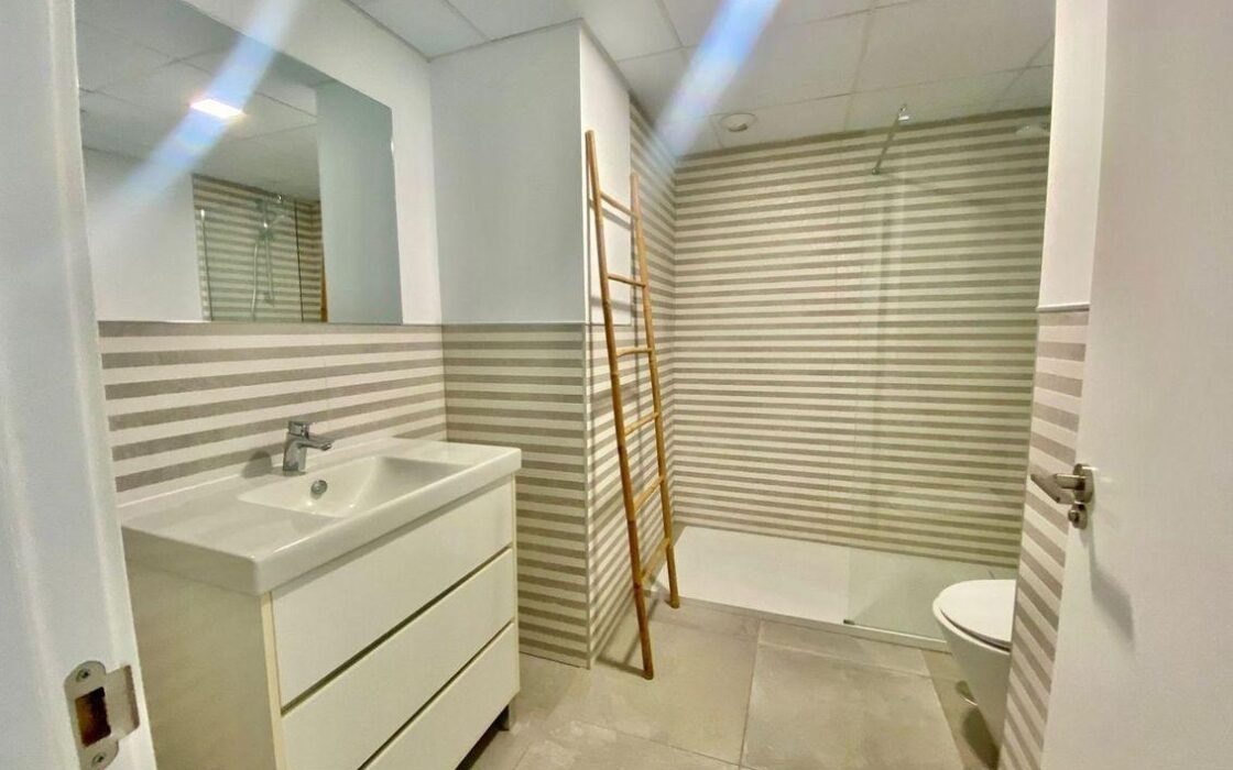 Апартаменти 121 кв.м в Аликанте з терасою та басейном