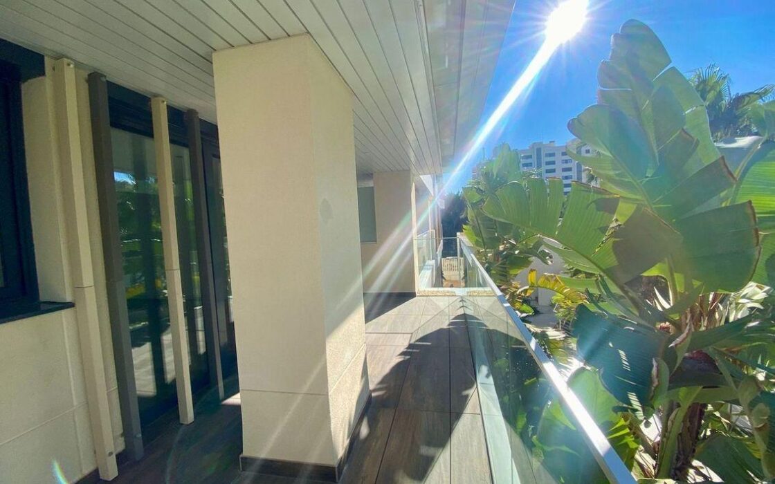 Апартаменти 121 кв.м в Аликанте з терасою та басейном