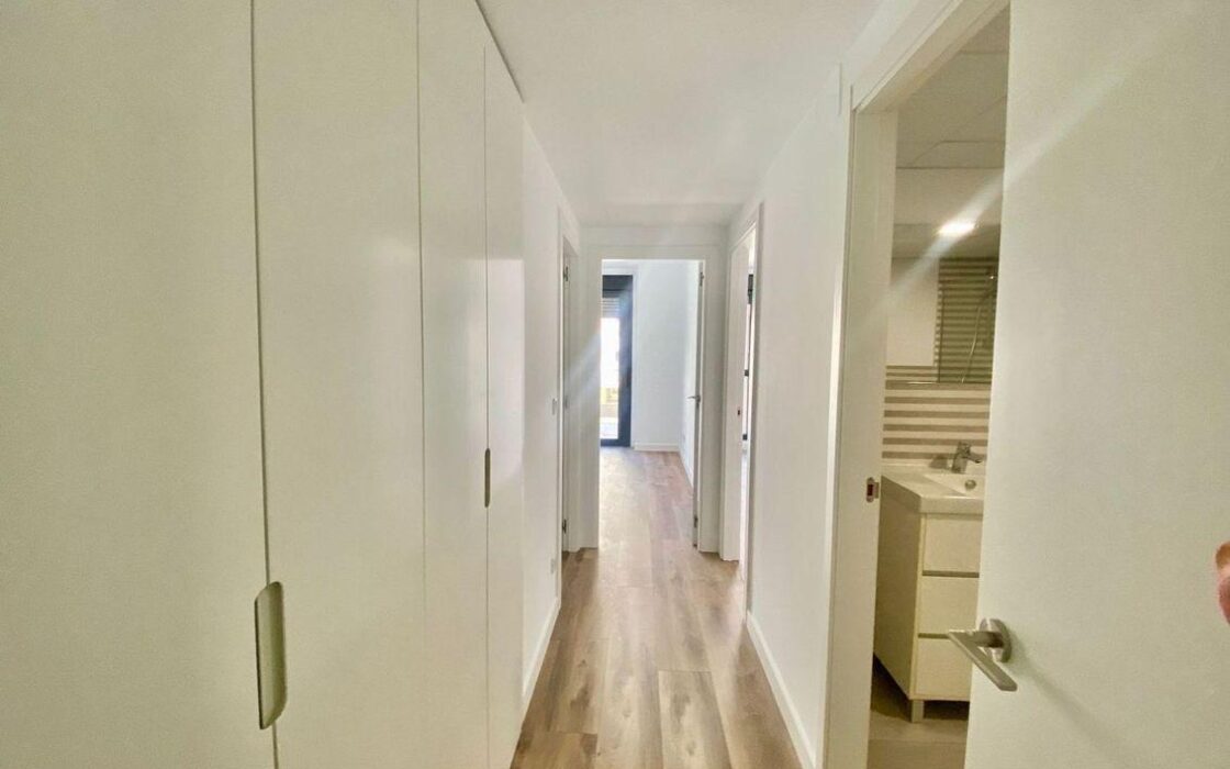 Апартаменти 121 кв.м в Аликанте з терасою та басейном