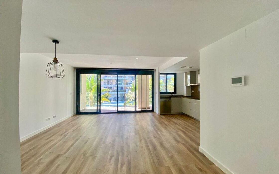 Апартаменти 121 кв.м в Аликанте з терасою та басейном