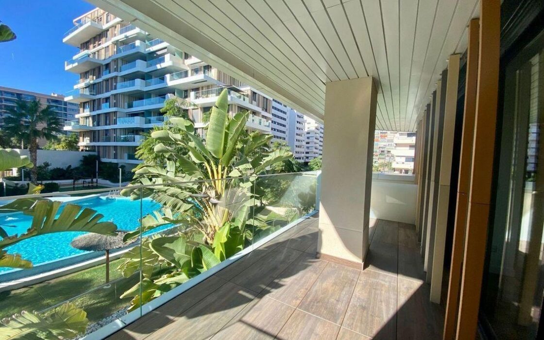 Апартаменти 121 кв.м в Аликанте з терасою та басейном