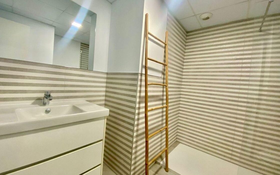 Апартаменти 121 кв.м в Аликанте з терасою та басейном