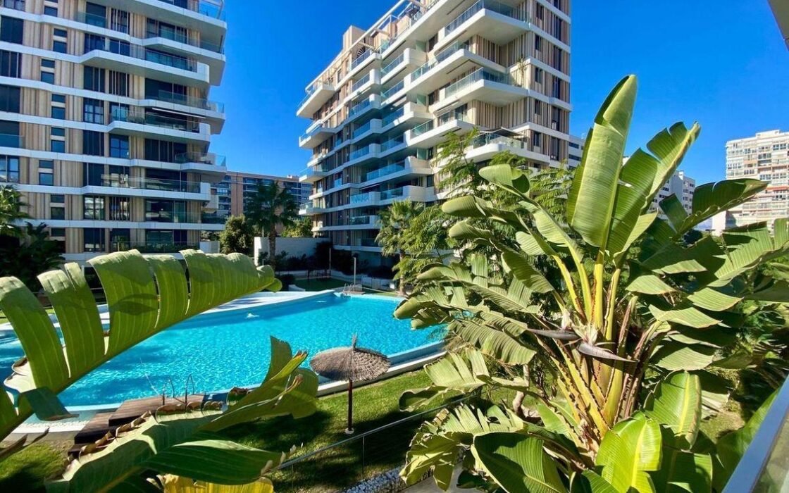 Апартаменти 121 кв.м в Аликанте з терасою та басейном