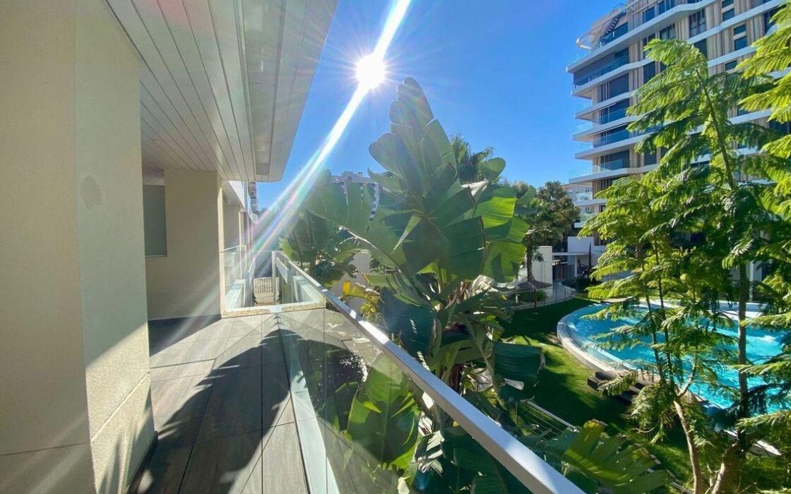 Апартаменти 121 кв.м в Аликанте з терасою та басейном