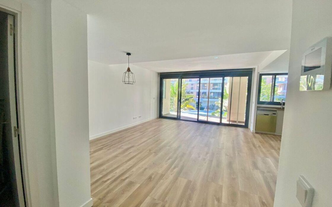 Апартаменти 121 кв.м в Аликанте з терасою та басейном