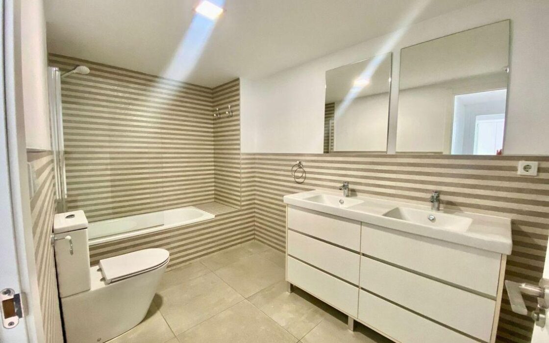 Апартаменти 121 кв.м в Аликанте з терасою та басейном