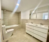 Апартаменти 121 кв.м в Аликанте з терасою та басейном