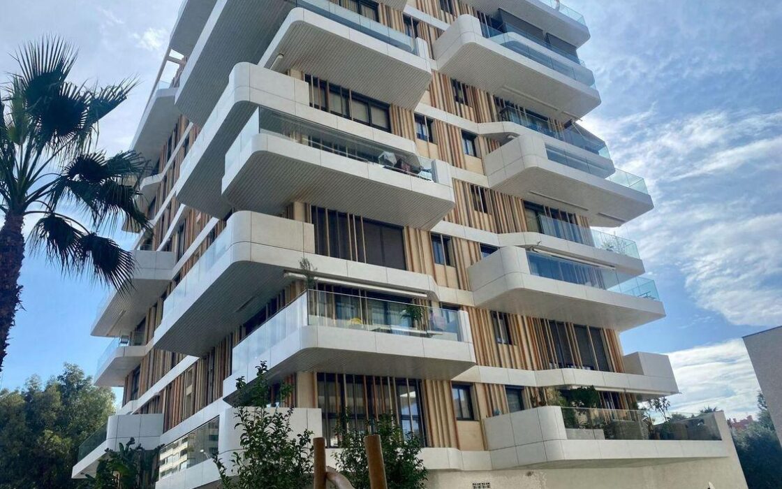 Апартаменти 121 кв.м в Аликанте з терасою та басейном