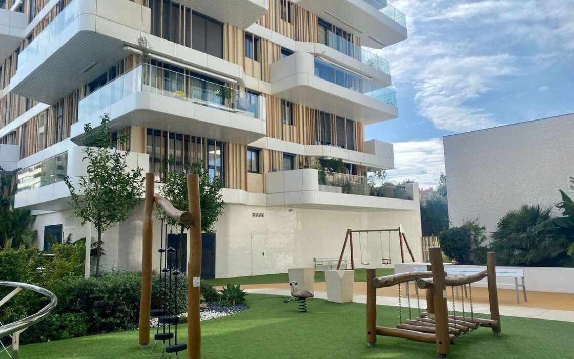 Апартаменти 121 кв.м в Аликанте з терасою та басейном