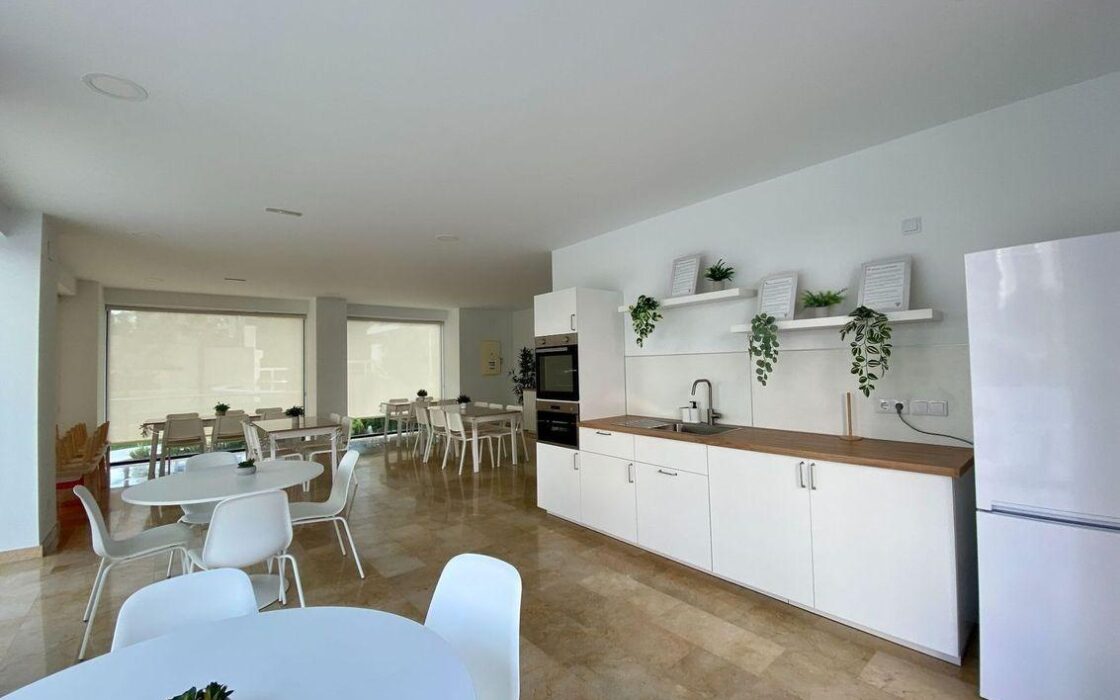 Апартаменти 121 кв.м в Аликанте з терасою та басейном