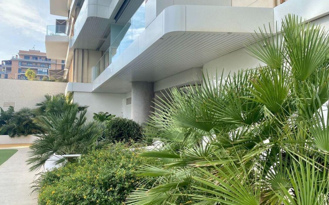 Апартаменти 121 кв.м в Аликанте з терасою та басейном