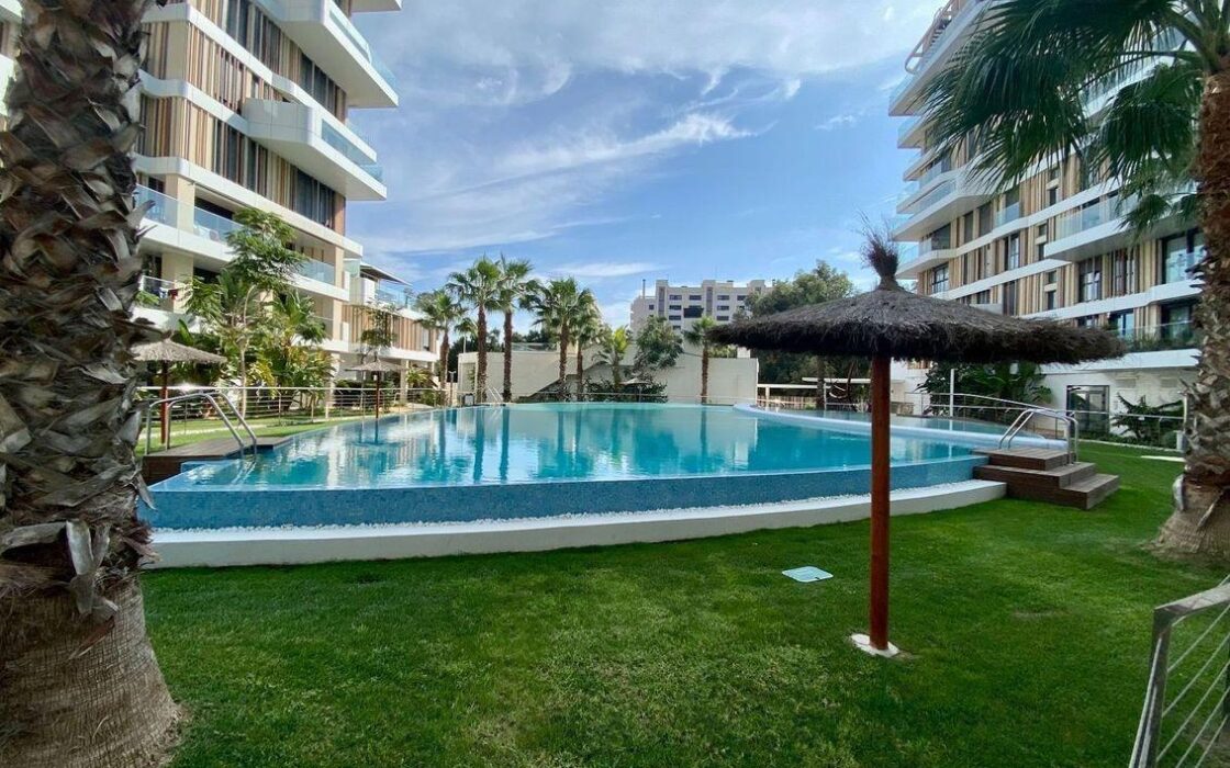 Апартаменти 121 кв.м в Аликанте з терасою та басейном