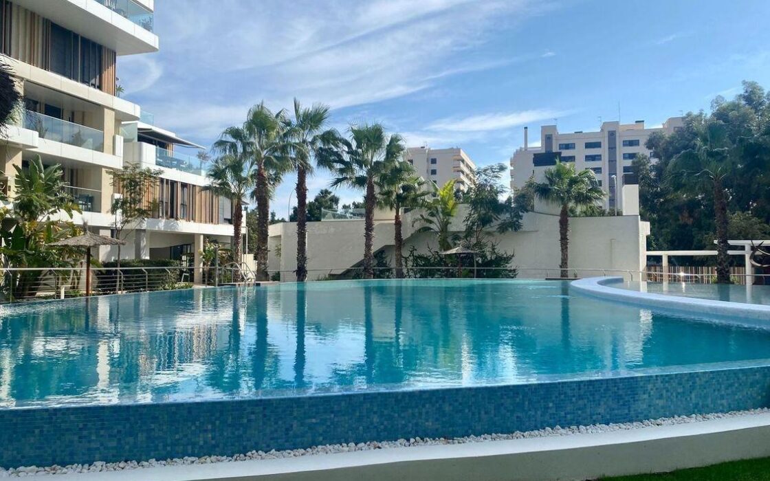 Апартаменти 121 кв.м в Аликанте з терасою та басейном