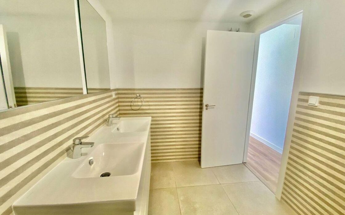 Апартаменти 121 кв.м в Аликанте з терасою та басейном