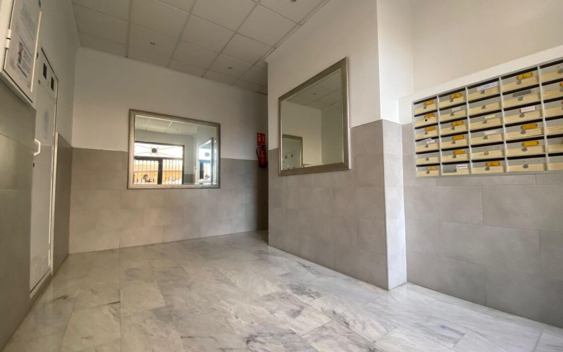 Просторная квартира в Торревьехе 75 кв.м с террасой у моря