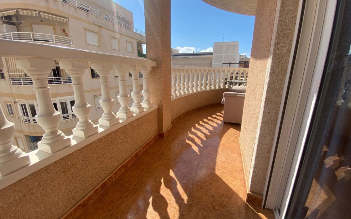 Просторная квартира в Торревьехе 75 кв.м с террасой у моря