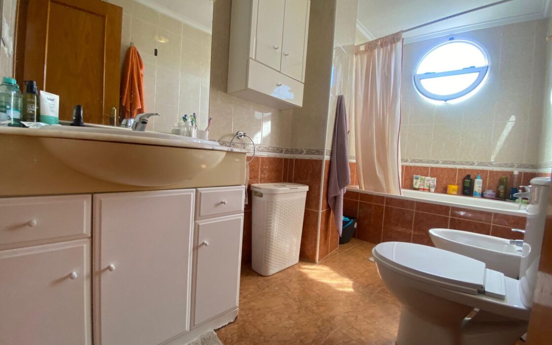 Просторная квартира в Торревьехе 75 кв.м с террасой у моря