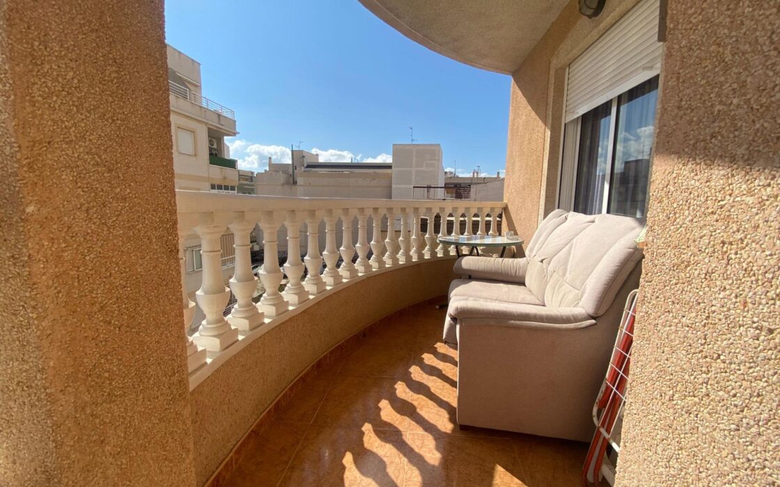 Просторная квартира в Торревьехе 75 кв.м с террасой у моря