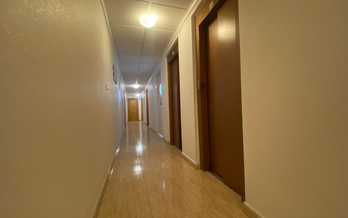 Просторная квартира в Торревьехе 75 кв.м с террасой у моря