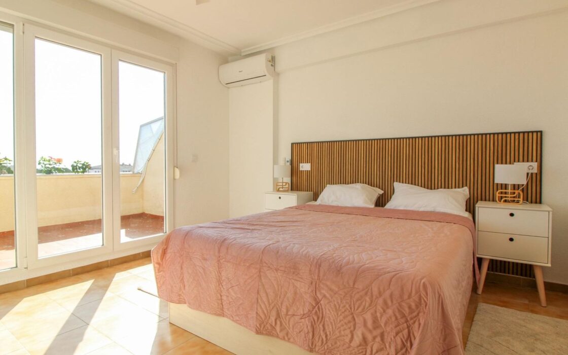 Светлый пентхаус в Ориуэла Коста с террасами и видом на море