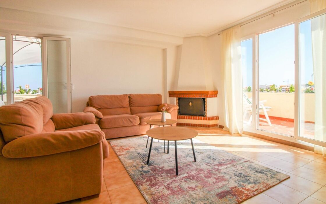 Светлый пентхаус в Ориуэла Коста с террасами и видом на море