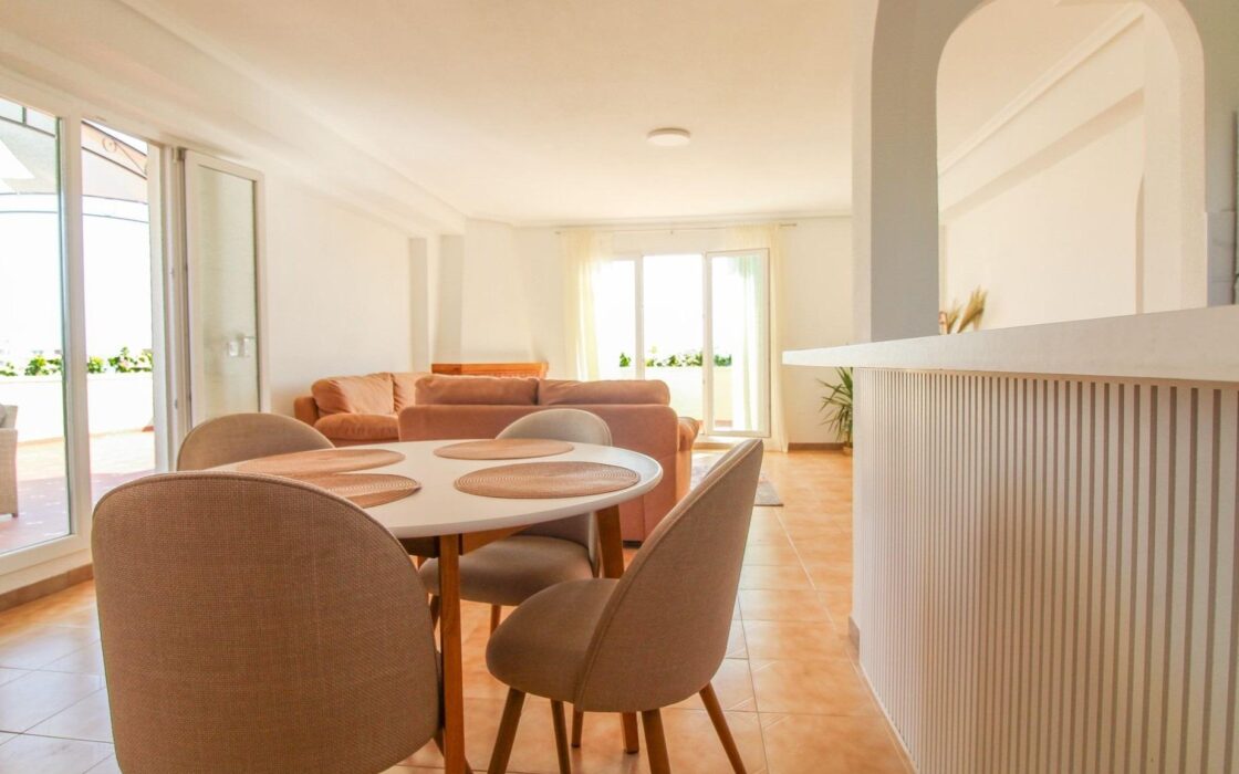 Светлый пентхаус в Ориуэла Коста с террасами и видом на море