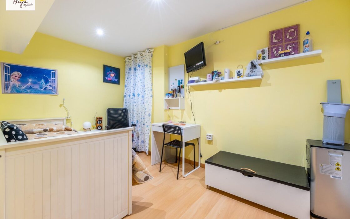 Затишна трикімнатна квартира в центрі Аліканте, 88 кв.м.