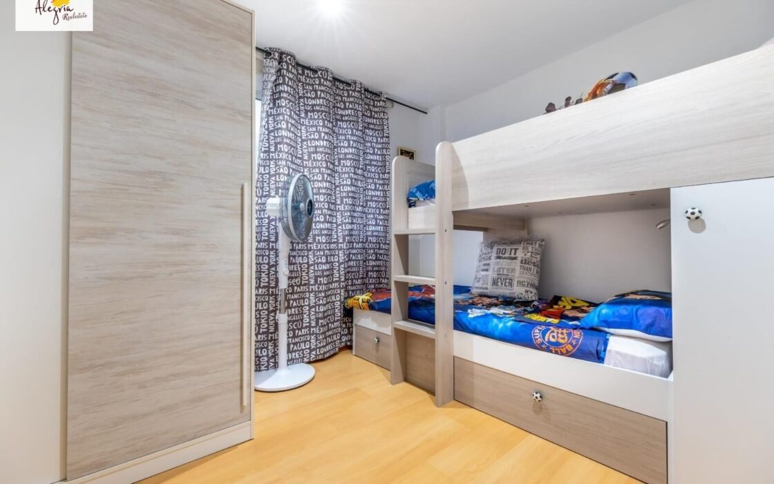 Затишна трикімнатна квартира в центрі Аліканте, 88 кв.м.