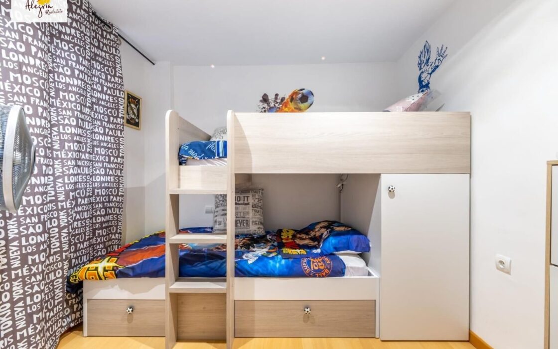 Затишна трикімнатна квартира в центрі Аліканте, 88 кв.м.