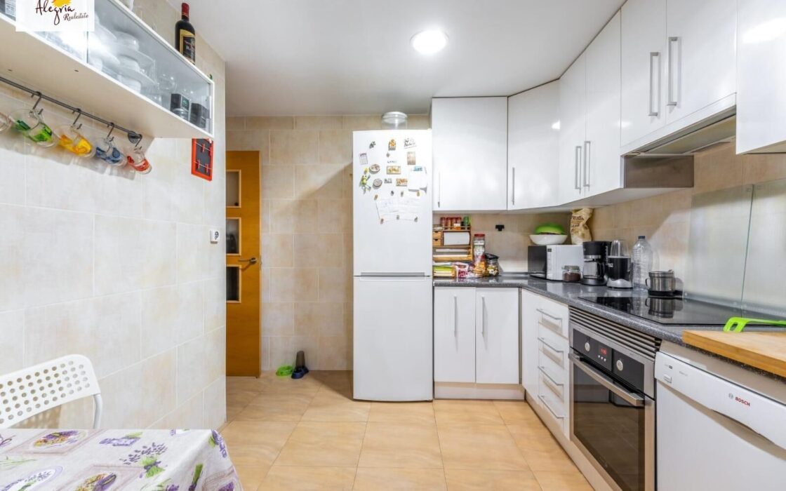 Затишна трикімнатна квартира в центрі Аліканте, 88 кв.м.