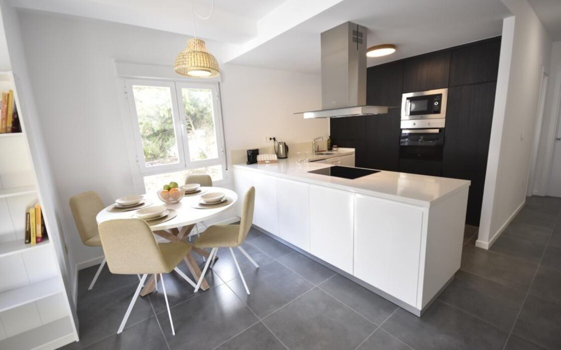 Трикімнатні апартаменти в Кампамор біля пляжу з басейном