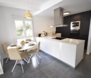 Трикімнатні апартаменти в Кампамор біля пляжу з басейном